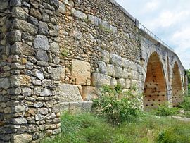 Pont Julien, pont romain à arcs sur le Calavon près d'Apt (France) sur Gert Bunt