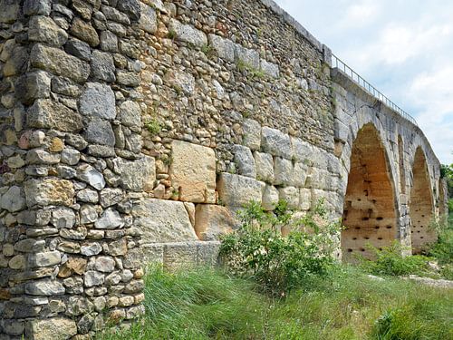Steinerne römische Bogenbrücke Pont Julien über den Fluss Calavon bei Apt (Frankreich)