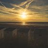 Coucher de soleil sur la plage avec cabanas sur Kristof Leffelaer