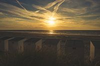 Zonsondergang op het strand met strandcabines