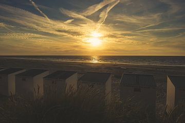 Sonnenuntergang am Strand mit Strandkabinen von Kristof Leffelaer