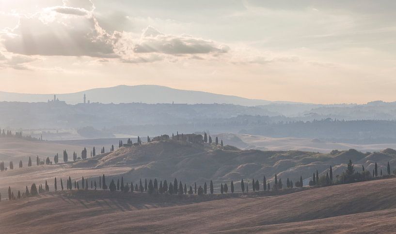Heuvels en cipressen bij Siena, Toscane. by Rens Kromhout