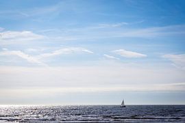 Bateau à voile en mer près de Schoorl sur Evelien Oerlemans