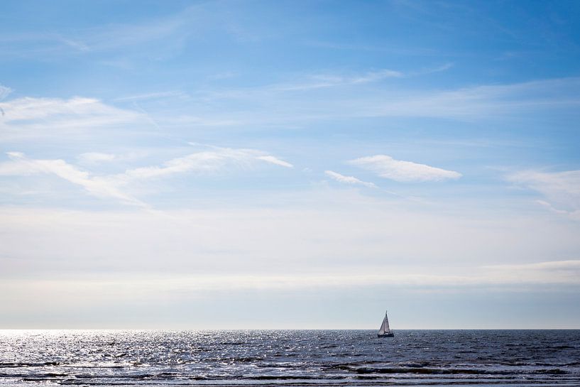 Zeilbootje op zee bij Schoorl van Evelien Oerlemans
