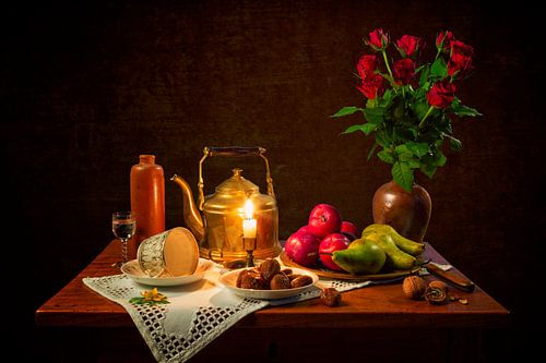 Stilleven: Eettafeltje met rode rozen