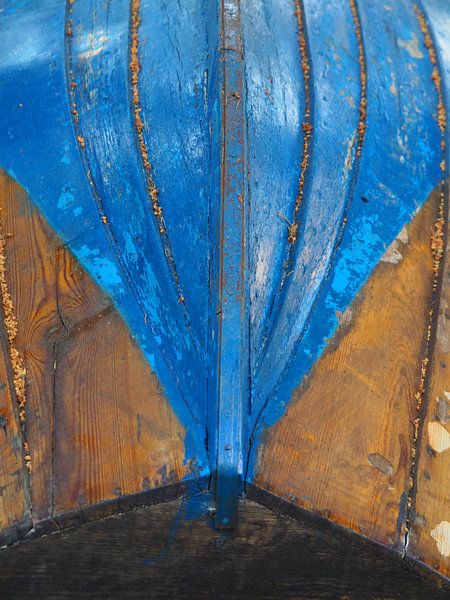 boat on dry land turns into abstraction by Helene Ketzer