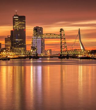 Coucher de soleil orange à Rotterdam sur Ilya Korzelius