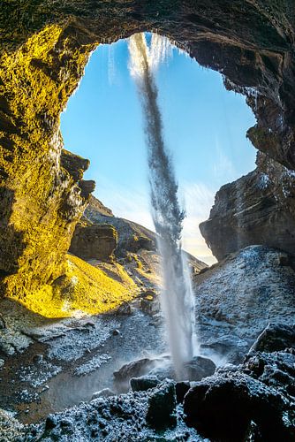 van achter de Kvernufoss in de winter