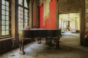 Das alte vergessene Klavier in einem Schloss