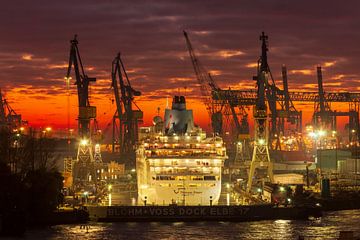 Cruiseschip, droogdok, Blohm und Voss, scheepswerf, schemering, Hamburg, Duitsland, Europa