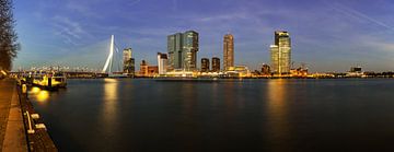 Rotterdamse skyline in de avond