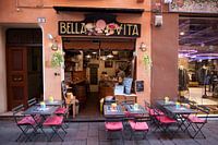 Straatbeeld in Bologna, Italië