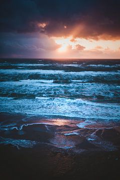 Wilde Nordsee im Sonnenuntergang von Florian Kunde