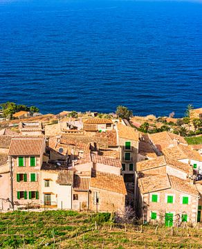 Schöne Aussicht auf das alte spanische Dorf Banyalbufar von Alex Winter