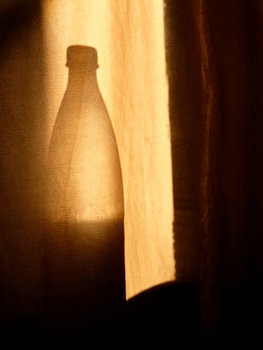 Bouteille derrière le rideau
