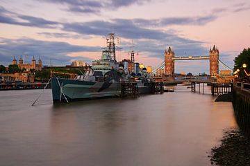 Londres - Tower Bridge et le navire de guerre HMS Belfast