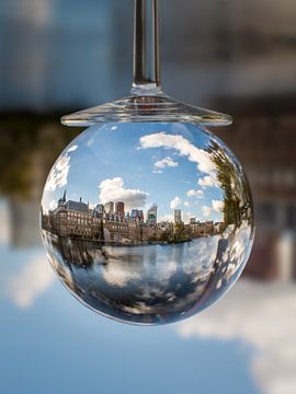 Regeringsgebouwen in een Kristallen bol. Dit is de hofvijver van den haag weerspiegeld in een krista