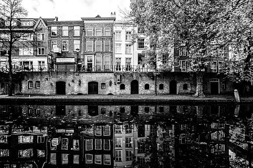 The Oudegracht in Utrecht in autumn colours (black and white) by André Blom Fotografie Utrecht