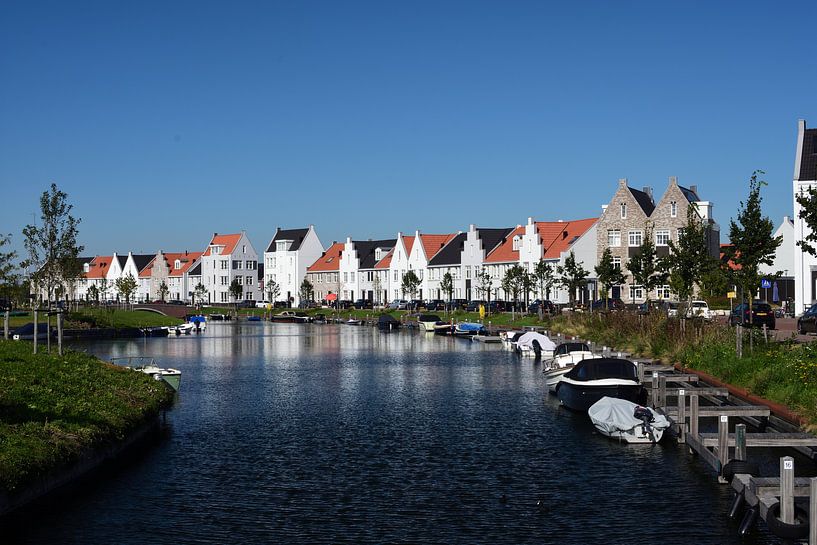 Een gracht in Harderwijk van Gerard de Zwaan