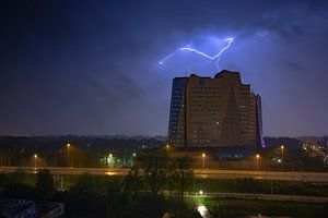 Onweer boven het Gasunie gebouw in Groningen van Marcel Kerdijk