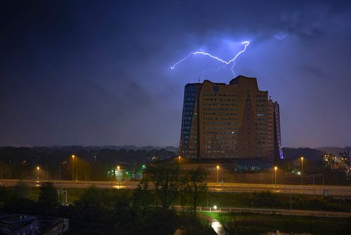 Onweer boven het Gasunie gebouw in Groningen