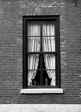 Dunkler Raum (Schwarz-Weiß-Fenster) von Caroline Lichthart