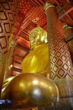 Gouden zittende Boeddha in tempel Ayutthaya Thailand van My Footprints