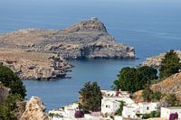 Uitzicht op een zeebaai bij Lindos op Rhodos