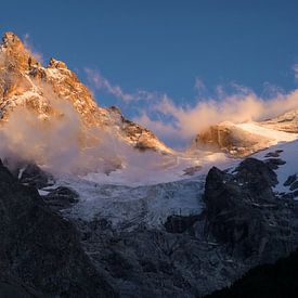 La Meije (3984m) bei Sonnenaufgang im Ecrins-Nationalpark. von Ralph Rozema