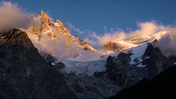 La Meije (3984m) bij zonsopkomst in Nationaal Park des Écrins. van Ralph Rozema