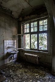 Urbex sink by window by Zoë Verbruggen
