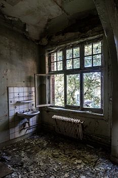 Urbex sink by window