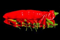 Pepers op zwarte achtergrond