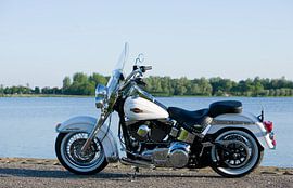 Harley Davidson Heritage softtail, aan het water by Patrick Brouwer