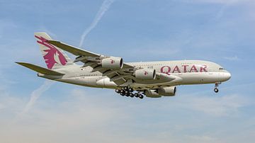 Landende Qatar Airways Airbus A380 passagiersvliegtuig.