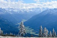Der Blick auf ein atemberaubendes Bergpanorama und einem Tal in Österreich