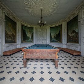 Poolraum mit schönen Gemälden in einem verlassenen Schloss - urbex von Martijn Vereijken