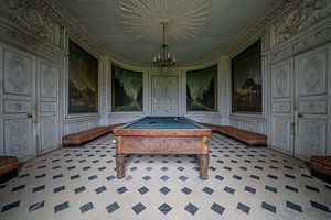 Salle de billard avec de belles peintures dans un château abandonné - urbex sur Martijn Vereijken