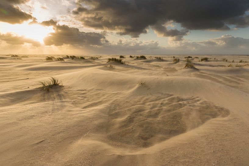 Coucher de soleil orageux sur la plage d'Ameland par Bart Harmsen