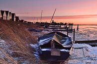 Durgerdam bootje onder winterse omstandigheden. van John Leeninga thumbnail