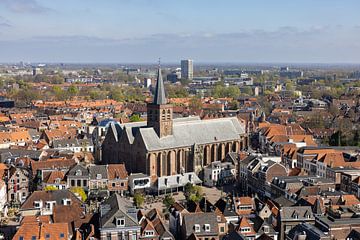 Luchtzicht op de Sint-Joriskerk in Amersfoort van Thijs Schouten