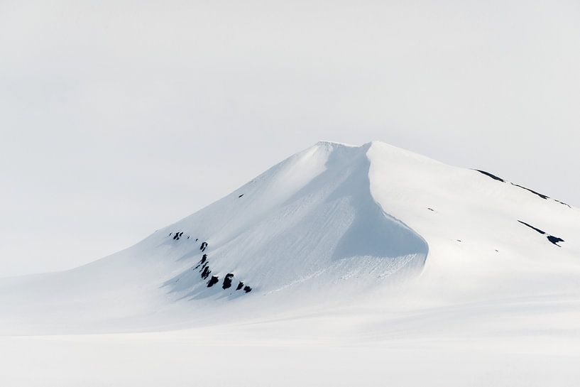Montagne blanche vierge sur Spitzberg par Gerry van Roosmalen