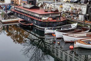 Une rivière dans les haies des magasins