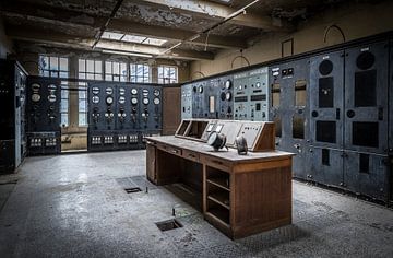 Controlekamer in een fabriek van Inge van den Brande