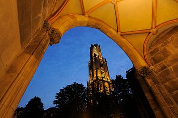 Domtoren in Utrecht gezien vanuit toegangspoort naar pandhof Domkerk