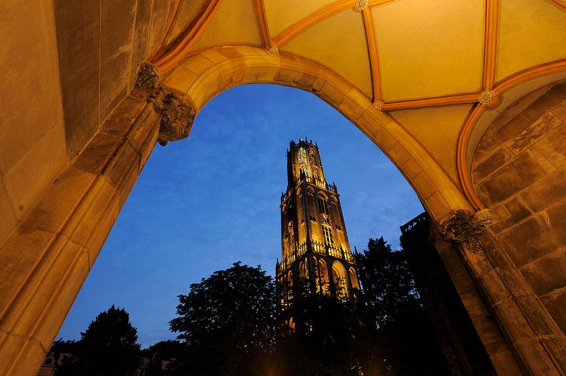 Dom tower in Utrecht seen from the gateway to the cathedral courtyard by Donker Utrecht