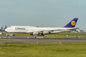 Lufthansa Boeing B747-8 wird zum Terminal gebracht.
