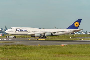 Lufthansa Boeing B747-8 wordt naar terminal gebracht.