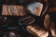 stapel koffiebonen met houtsnippers van Nathan Okkerse thumbnail