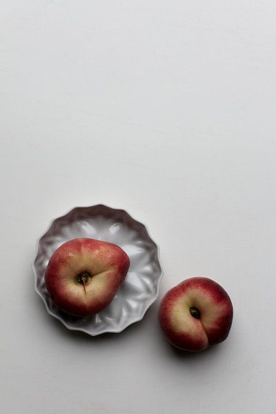 Flatlay von wilden Pfirsichen von Lilian Bisschop